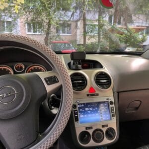 Autoradio Android per Opel Astra, Corsa, Meriva, Vivaro — installata nella plancia