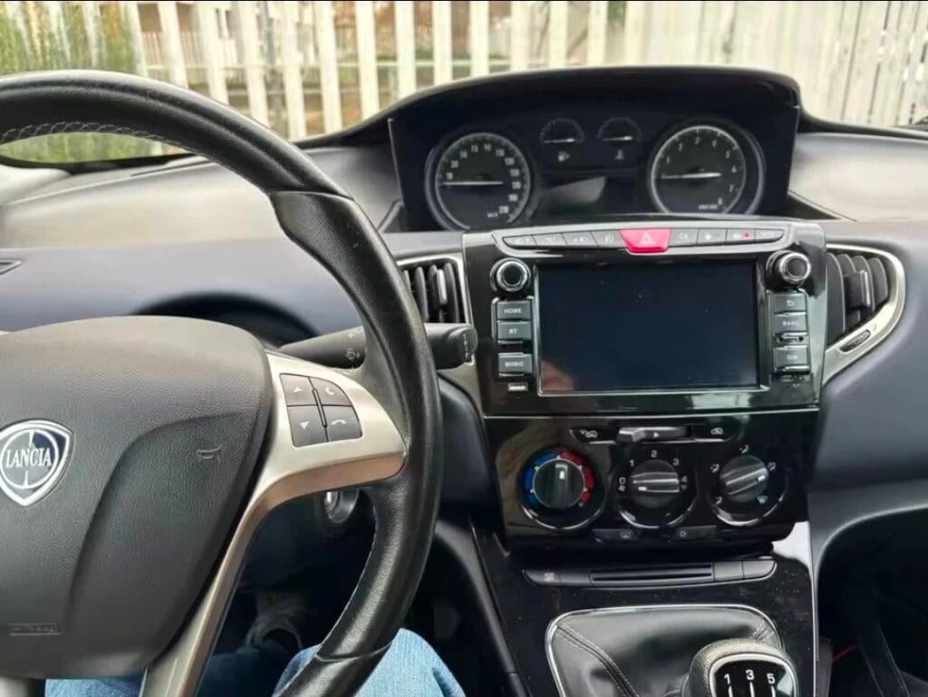 Autoradio Android per Lancia Ypsilon (2011-2023) — dettaglio schermo touch