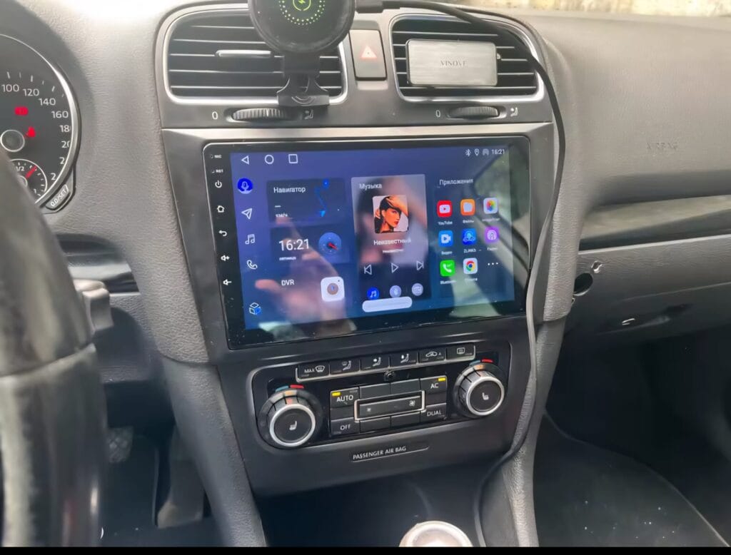 Autoradio Android per VW Golf 6 (2008-2016) — dettaglio schermo touch